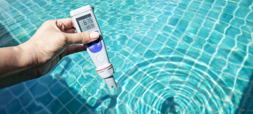 Temperature testing a spa pool Temperature testing a pool as part of a Legionella risk assessment